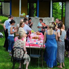 А вот теперь можно и поесть, и пообщаться Духовные чада отца Виктора на природе. 06.05.2012 г.
