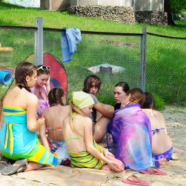 Девочки из ансамбля "Благовест" распеваются перед концертом Духовные чада отца Виктора на природе. 06.05.2012 г.