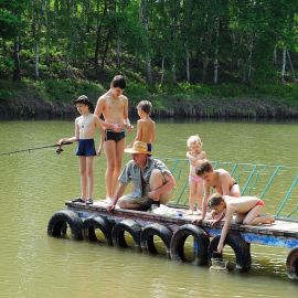 Ну и что, что на семерых одна удочка? Главное - это участие в процессе! Духовные чада отца Виктора на природе. 06.05.2012 г.