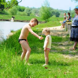 От сердца и почек Илюша подарил цветочек Духовные чада отца Виктора на природе. 06.05.2012 г.