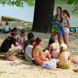 Вокал - вещь серьезная, распевка продолжается Духовные чада отца Виктора на природе. 06.05.2012 г.