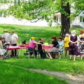 В непринужденной обстановке продолжалось общение Духовные чада отца Виктора на природе. 06.05.2012 г.