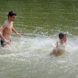 Солнце, воздух и вода - наши лучшие друзья Духовные чада отца Виктора на природе. 06.05.2012 г.