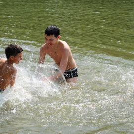 ...а еще те, с кем можно поплескаться в озере Духовные чада отца Виктора на природе. 06.05.2012 г.