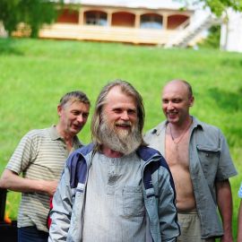 А вот и отец Виктор, закончив дела в храме, присоединился к своим чадам Духовные чада отца Виктора на природе. 06.05.2012 г.