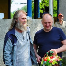 И первым делом поздравил именинника, пожелав ему многая и благая лета Духовные чада отца Виктора на природе. 06.05.2012 г.