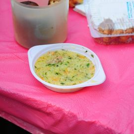 Подоспел сытный и ароматный кулеш Духовные чада отца Виктора на природе. 06.05.2012 г.