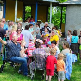 ...и вся честная компания начала собираться на трапезу Духовные чада отца Виктора на природе. 06.05.2012 г.