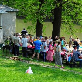 На природе аппетит особенный Духовные чада отца Виктора на природе. 06.05.2012 г.