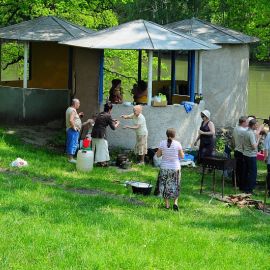 В жаркий день чай расходился на "ура" Духовные чада отца Виктора на природе. 06.05.2012 г.