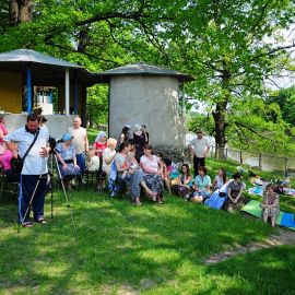Зрители начали занимать места в импровизированном зале Духовные чада отца Виктора на природе. 06.05.2012 г.