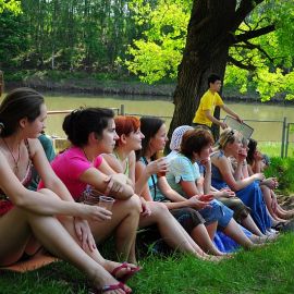 Некоторым повезло сидеть в первом ряду Духовные чада отца Виктора на природе. 06.05.2012 г.