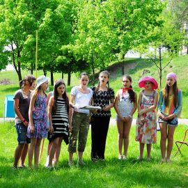 Ансамбль "Благовест" исполнил песню о женах-мироносицах, на музыку и стихи одной из учениц Воскресной школы Духовные чада отца Виктора на природе. 06.05.2012 г.