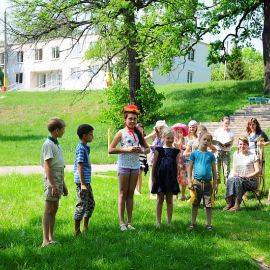 Младшая группа Воскресной школы показала сценку "Курица с циплятами" о том, как Мария Магдалина со словами "Христос воскресе" подарила яйцо императору Тиберию. Тиберий сказал, что поверит в воскресение Христа, только если яйцо покраснеет Духовные чада отца Виктора на природе. 06.05.2012 г.