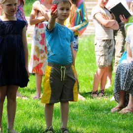 Так и случилось. После чего и пошла традиция красить пасхальные яйца Духовные чада отца Виктора на природе. 06.05.2012 г.