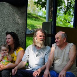 Зрители всех возрастов наслаждаются концертом Духовные чада отца Виктора на природе. 06.05.2012 г.