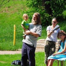Отец Виктор с крестником Духовные чада отца Виктора на природе. 06.05.2012 г.