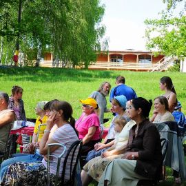 После выступления ребят зрители слушали взрослый хор Духовные чада отца Виктора на природе. 06.05.2012 г.