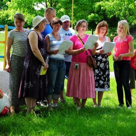 Взрослый хор исполнил песню "Встань за веру, Русская земля!" Духовные чада отца Виктора на природе. 06.05.2012 г.