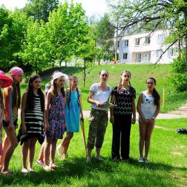 Ансамбль "Благовест" исполнил "Богородице Дево, радуйся...", "Катюшу", "Смуглянку" и "Многая лета" Духовные чада отца Виктора на природе. 06.05.2012 г.