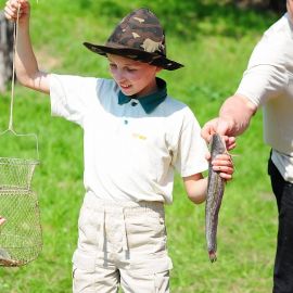 А вот и рыбак с уловом Духовные чада отца Виктора на природе. 06.05.2012 г.