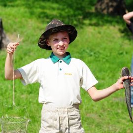 Сом хоть и маленький, но удаленький Духовные чада отца Виктора на природе. 06.05.2012 г.
