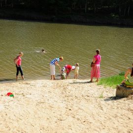 В жаркую погоду многих тянуло к воде Духовные чада отца Виктора на природе. 06.05.2012 г.