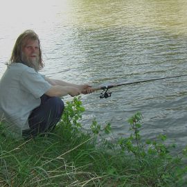 Отец Виктор  не только умелый ловец душ, но еще и умелый рыбак! Духовные чада отца Виктора на природе. 06.05.2012 г.