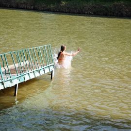 И плескаться Духовные чада отца Виктора на природе. 06.05.2012 г.