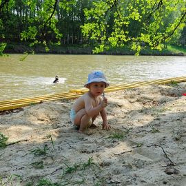 Малыш изучает мир Духовные чада отца Виктора на природе. 06.05.2012 г.