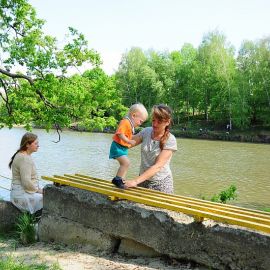 А кто-то учится держать равновесие Духовные чада отца Виктора на природе. 06.05.2012 г.