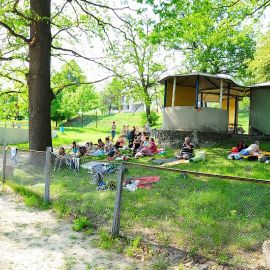После концерта все отдыхают Духовные чада отца Виктора на природе. 06.05.2012 г.