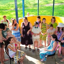 Следующий конкурс посложнее - "Собери сестричку в храм". Не каждый братик смог заплести косу! Духовные чада отца Виктора на природе. 06.05.2012 г.