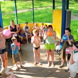 Команда детей и команда взрослых соревнуются, кто быстрее надует и лопнет шар Духовные чада отца Виктора на природе. 06.05.2012 г.