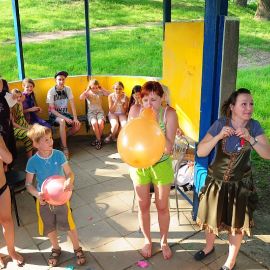 Но пока есть целые шары, конкурс не окончен Духовные чада отца Виктора на природе. 06.05.2012 г.