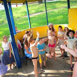 Пришел черед заковыристых интеллектуальных вопросов Духовные чада отца Виктора на природе. 06.05.2012 г.