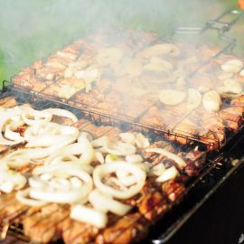 Волнующие ароматы наполнили воздух Духовные чада отца Виктора на природе. 06.05.2012 г.