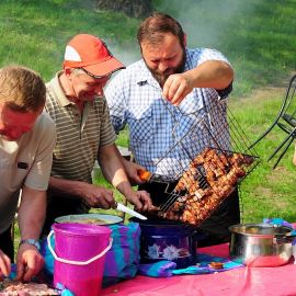 Первая партия шашлыков готова Духовные чада отца Виктора на природе. 06.05.2012 г.