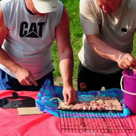 Это вам не бутерброды - мясо любит мужские руки Духовные чада отца Виктора на природе. 06.05.2012 г.