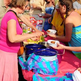 Раздачу порций доверили женищинам Духовные чада отца Виктора на природе. 06.05.2012 г.