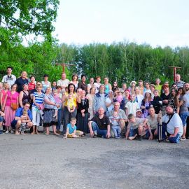 По доброй традиции, общее фото на память Духовные чада отца Виктора на природе. 06.05.2012 г.