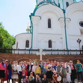 Паломники и ученики Воскресной школы на фоне Успенского собора Паломничество. Поездка в Святогорскую Лавру. 27 мая 2012 г.