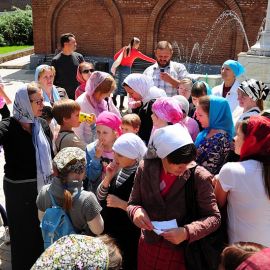 Паломники собираются подняться по горному серпантину к Николаевской церкви и посетить могилу Иоанна Затворника Паломничество. Поездка в Святогорскую Лавру. 27 мая 2012 г.