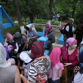 Паломники ставили свечи на могиле Иоанна Затворника и набирали песок (считается, что он обладает исцеляющим действием) Паломничество. Поездка в Святогорскую Лавру. 27 мая 2012 г.