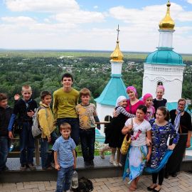 Ученики Воскресной школы у Андреевской часовни Паломничество. Поездка в Святогорскую Лавру. 27 мая 2012 г.