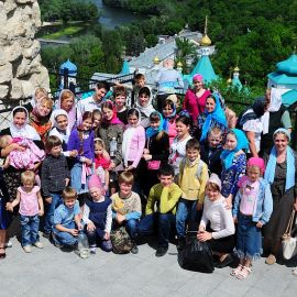 Ученики Воскресной школы и паломники у Андреевской часовни Паломничество. Поездка в Святогорскую Лавру. 27 мая 2012 г.