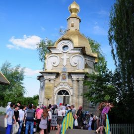 Искупавшись в небольшой часовне-купальне, паломники надеются обрести здоровье и духовно очиститься Паломничество. Поездка в Святогорскую Лавру. 27 мая 2012 г.