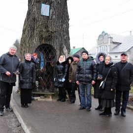 Часовенка в липе, которую в XVI веке посадил сам Иов Почаевский Паломническая поездка в Почаевскую лавру 30.12.2013 - 02.01.2014
