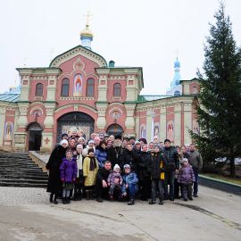 Паломники у вратарной церкви Свято-Духова скита Паломническая поездка в Почаевскую лавру 30.12.2013 - 02.01.2014