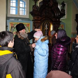 В церкви прп. Серафима Саровского о. Виктор надевал на паломников чудотворный крест прп. Никиты Столпника Паломническая поездка в Почаевскую лавру 30.12.2013 - 02.01.2014